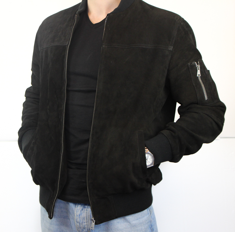 Blouson teddy en daim noir pour homme de face mains dans les poches
