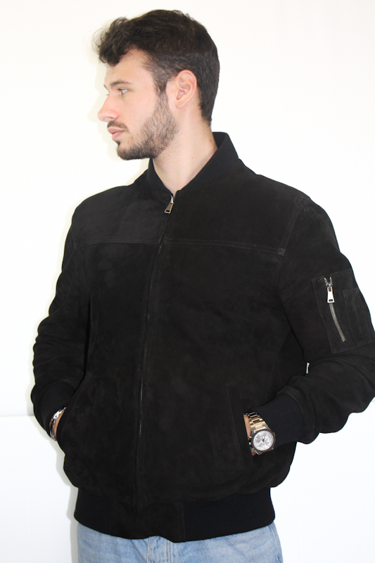 Blouson teddy en daim noir pour homme de face fermée mains dans les poches