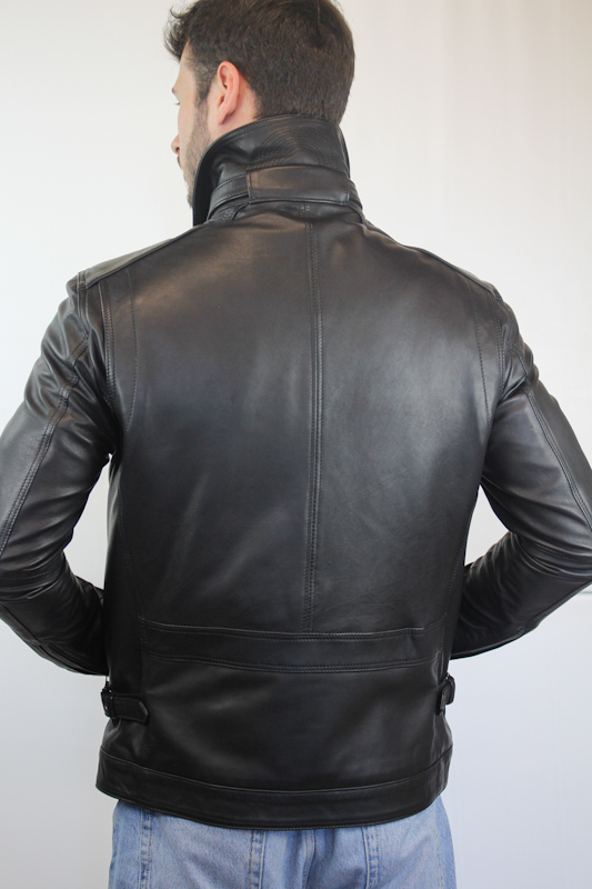 blouson en cuir noir sergio pour homme de dos mains dans les poches