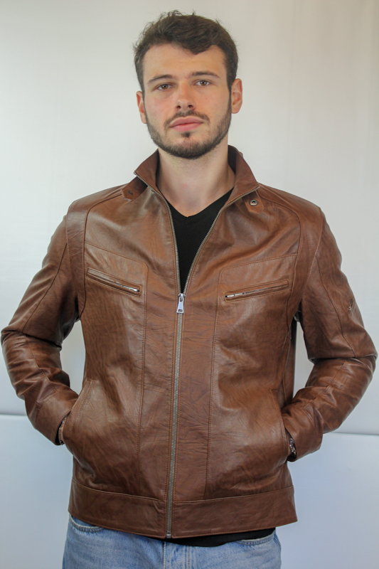 Blouson Milano pain brulé fermé à moitié mains dans les poches, de face