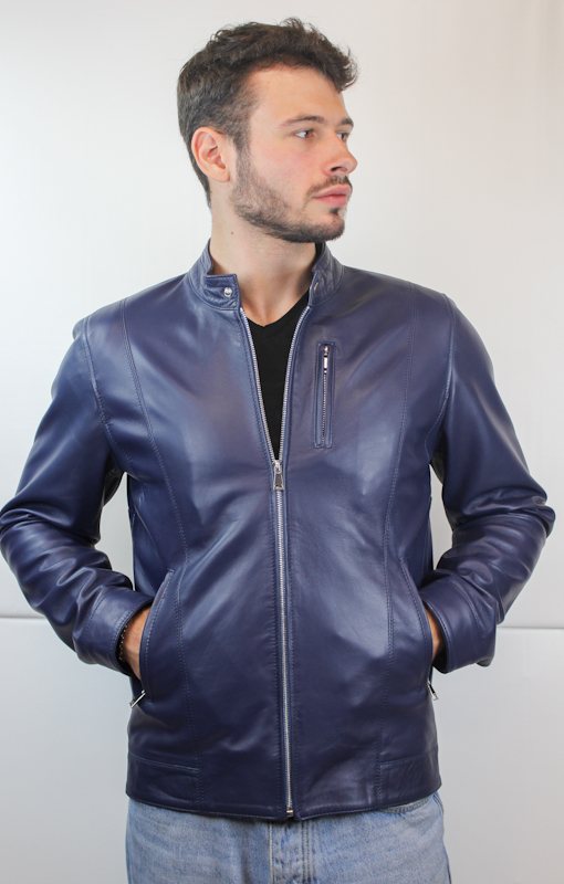 Blouson en cuir bleu style motard sam pour homme de face fermé mains dans les poches