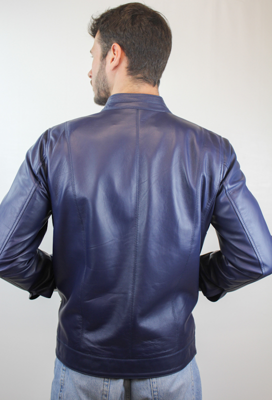 Blouson en cuir bleu style motard Sam pour homme de dos mains dans les poches