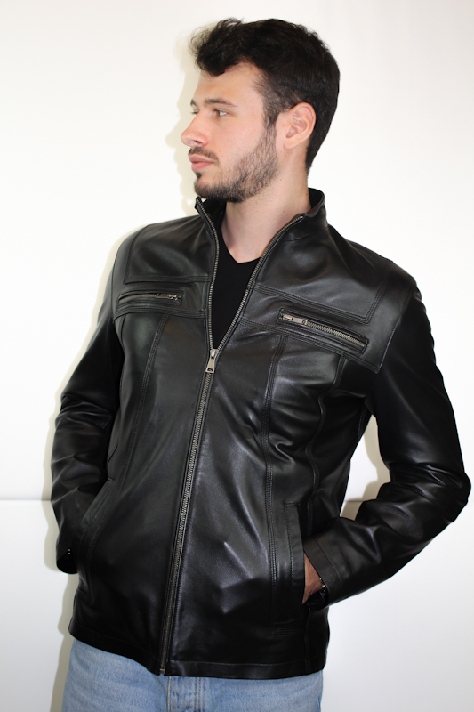 blouson en cuir d'agneau noir "john" fermé mains dans les poches de face