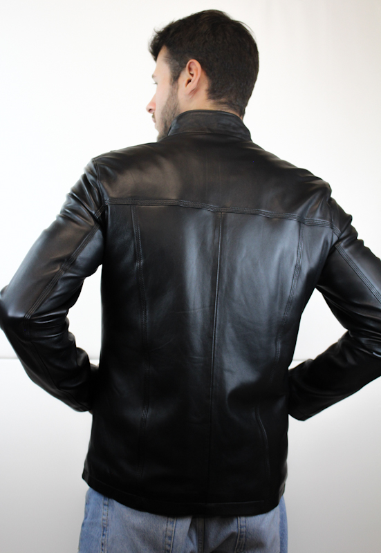 blouson en cuir d'agneau noir john mains dans les poches de dos