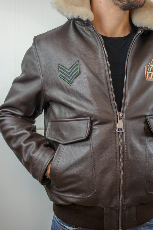 Blouson "Aviateur" en Cuir Marron avec écussons Homme – Image 4