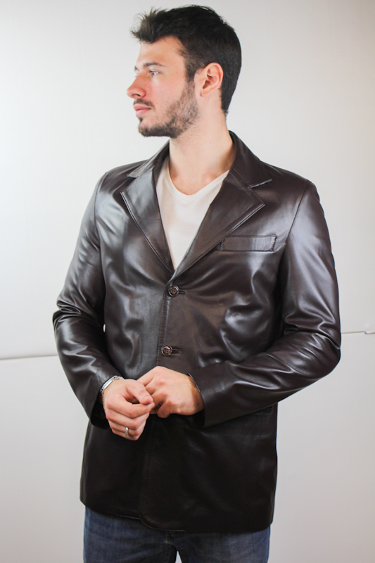 blazer en cuir marron foncé pour homme fermé de face
