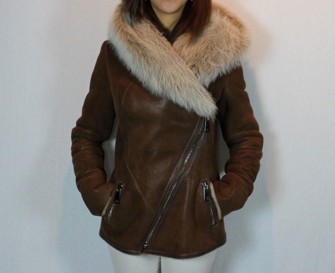 Blouson perfecto en peau lainée marron camel – Image 3