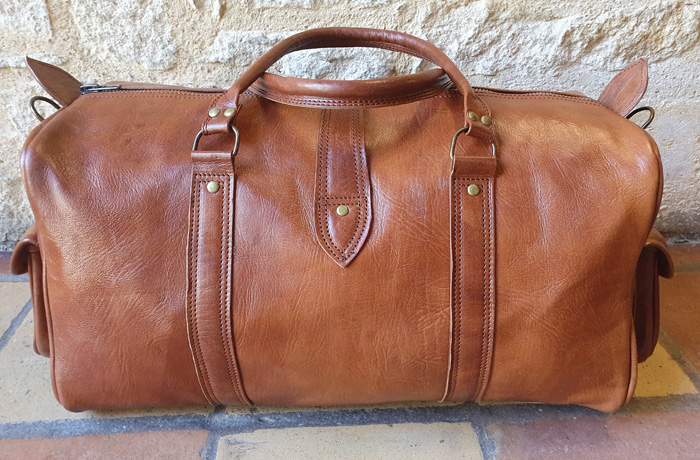 Sac de voyage en cuir vachette naturel couleur marron avec doublure intérieure solide et durable type "weekender" pour vos weekends et voyage de courte durée 48h