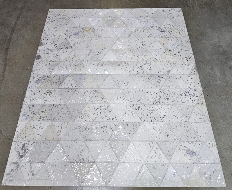 Tapis patchwork en peau de vache blanc et argenté 0.90x160
